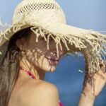 人_麦わら帽子をかぶった女性　真夏の日差し